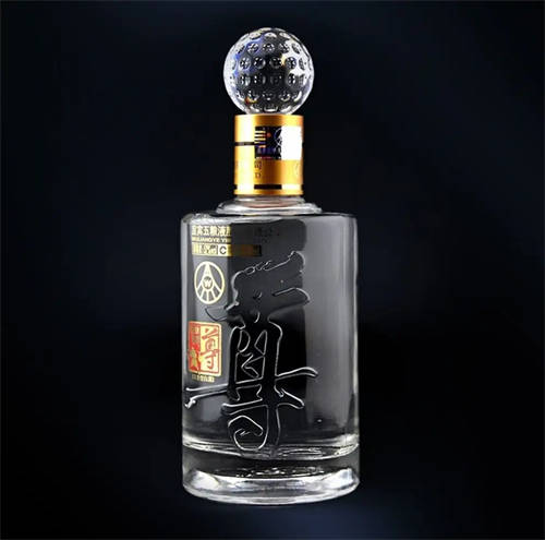 现在主流的白酒降度并不是加水，而是加低度尾酒来完成