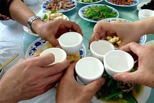 到底喝白酒会不会发胖