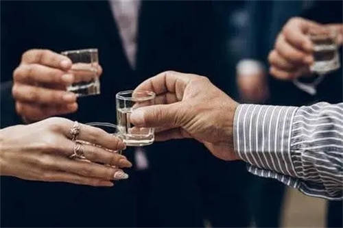 到底喝白酒会不会发胖