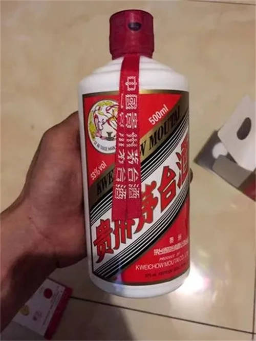 在收藏白酒的过程中，酒瓶的材料需要格外注意