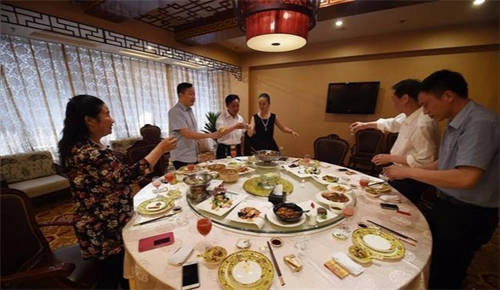 朋友聚会一般喝什么白酒好 朋友聚会一般喝什么白酒好