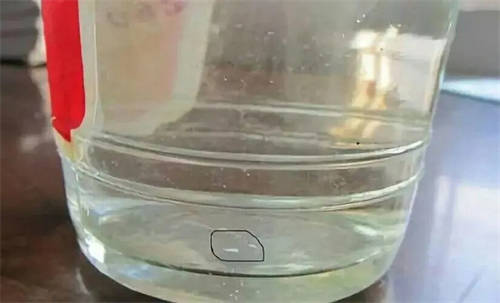 白酒中出现的沉淀物是什么东西 能喝吗 白酒中出现的沉淀物是什么东西 能喝吗