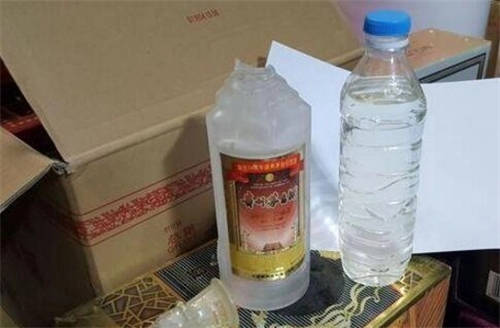 茅台当地人喝酒用矿泉水瓶装酒是真的吗 茅台当地人喝酒用矿泉水瓶装酒是真的吗