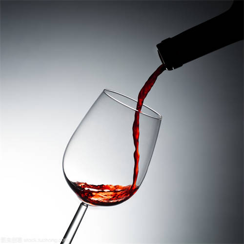 女人喝啤酒白酒红酒哪种好 女人喝啤酒白酒红酒哪种好