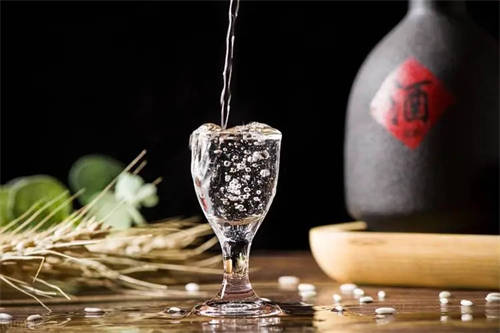 鉴别白酒真假要全面，不能单靠一种方式来断定白酒的真假