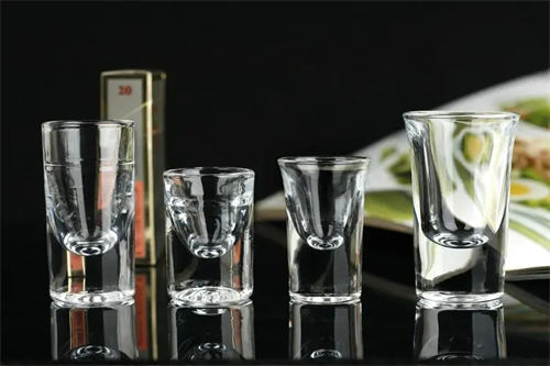 喝白酒的时候为什么都使用小酒杯
