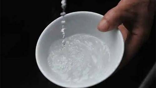 不论是家庭待客还是商务业务往来，白酒价格都反映着不同的社交关系