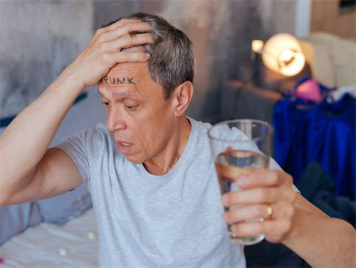 容易心慌的人能喝白酒吗 容易心慌的人能喝白酒吗