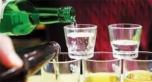 喝高度白酒和碳酸饮料