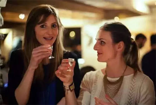 女人长期少喝白酒好吗