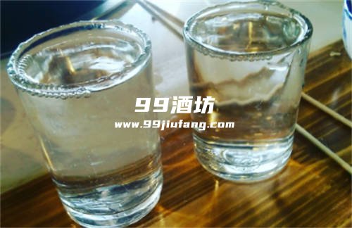 喝了白酒眼睛红是怎么回事