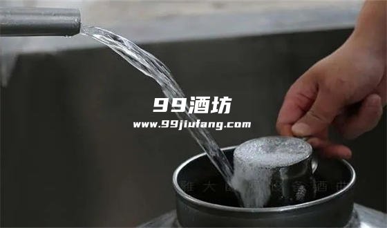 白酒发酵为什么要放水