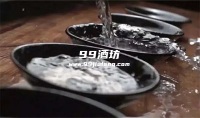 为什么白酒加醋会变黑色