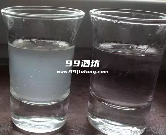 白酒怎么加水后变混浊了？