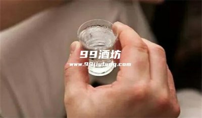 喝了白酒吃了东西就吐