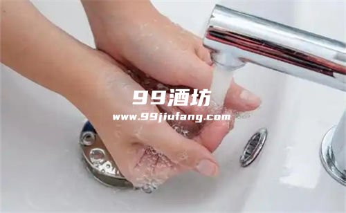 打牌之前用白酒洗手好吗