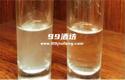 52度白酒变成白色的原因