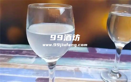 52度白酒变成白色的原因