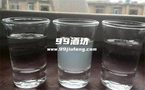 52度白酒变成白色的原因