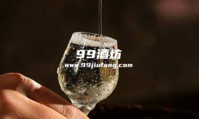 浓香型白酒空酒杯有臭味是正常的吗