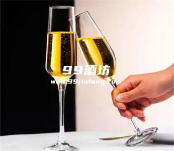 4杯高脚杯可以装多少白酒