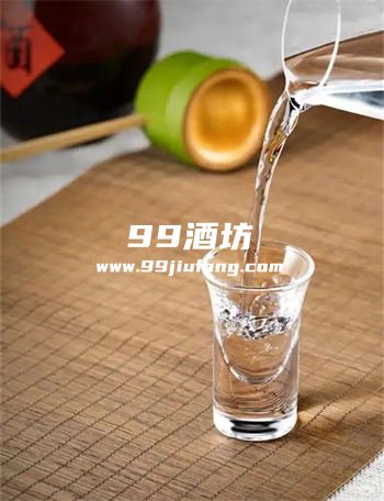 白酒一杯解千愁，两杯愁更愁