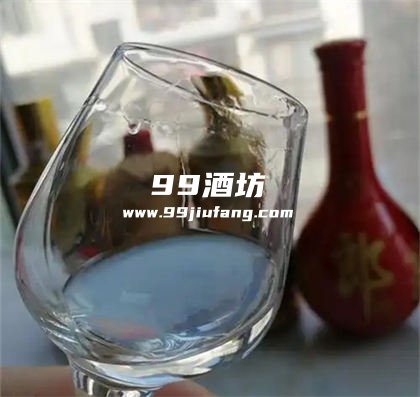 为什么酱香型白酒空杯留香持久？