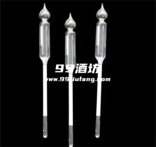 白酒的容量标注为何与实际重量不符