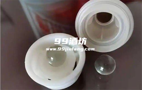 白酒瓶口为啥有两颗玻璃珠?人久久带您了解 白酒瓶口为啥有两颗玻璃珠?人久久带您了解