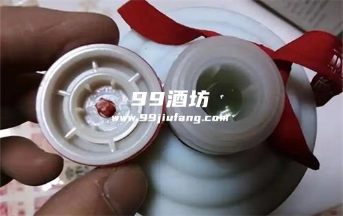 白酒瓶口为啥有两颗玻璃珠?人久久带您了解 白酒瓶口为啥有两颗玻璃珠?人久久带您了解