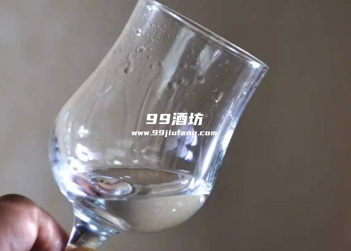 白酒挂壁是不是好酒?什么样的酒从算是好酒 白酒挂壁是不是好酒?什么样的酒从算是好酒